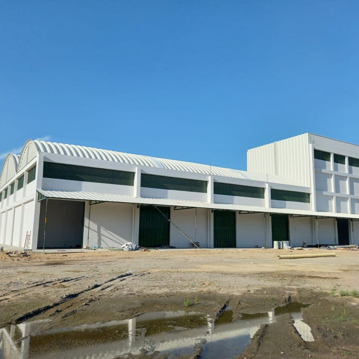 Construcción de cubiertas autoportantes y hangares